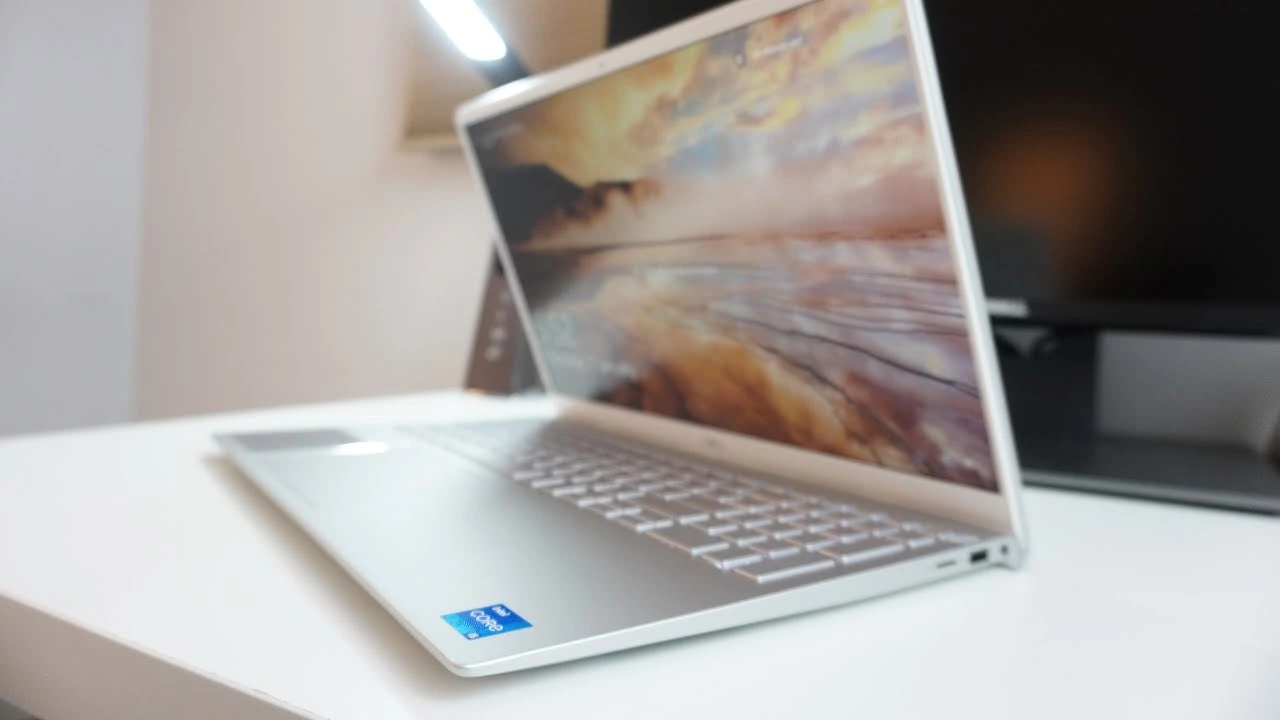 Dell Inspiron 15 Specifications - Design, Display, Performance, Connectivity, Ports and Battery Life
